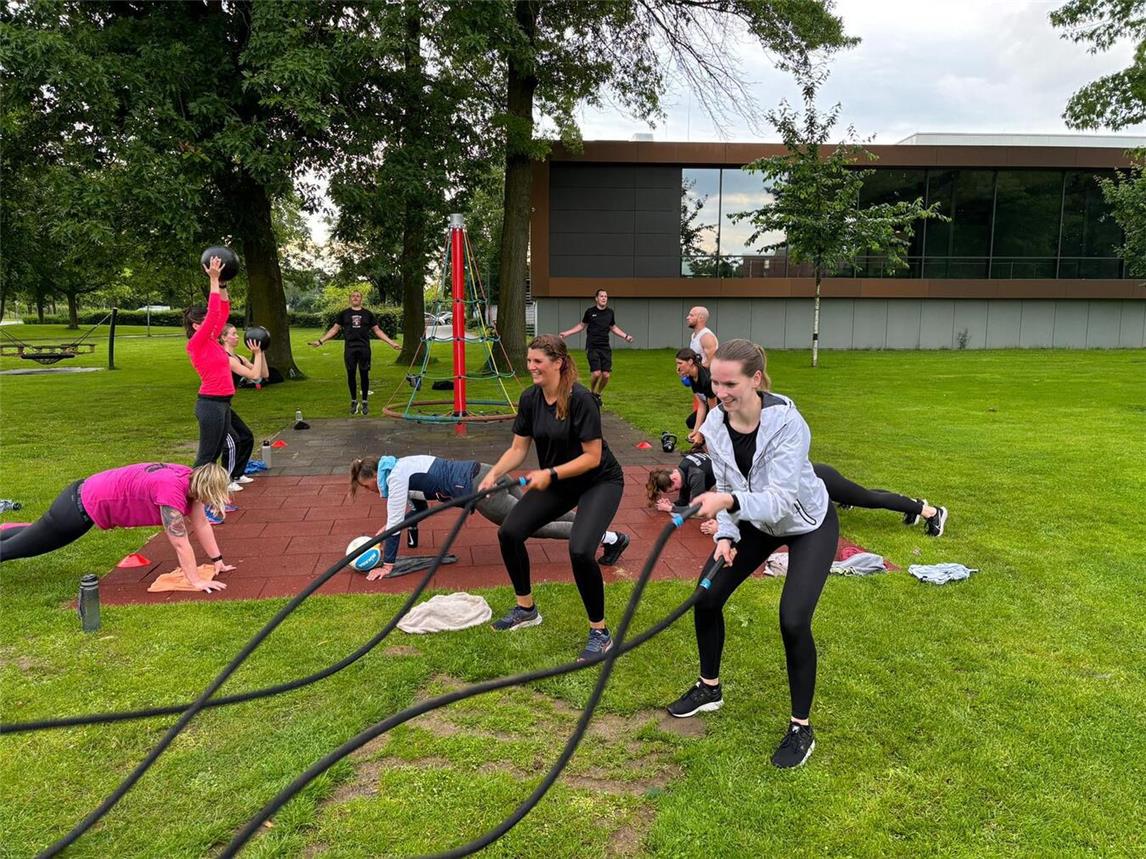 Ob Power, Atemübungen oder Achtsamkeitstraining – die jahreszeitlich abgestimmten Programme machen Spaß und bieten eine optimale Vorbereitung auf Herbst und Winter.Foto: © Dirk Pempelforth