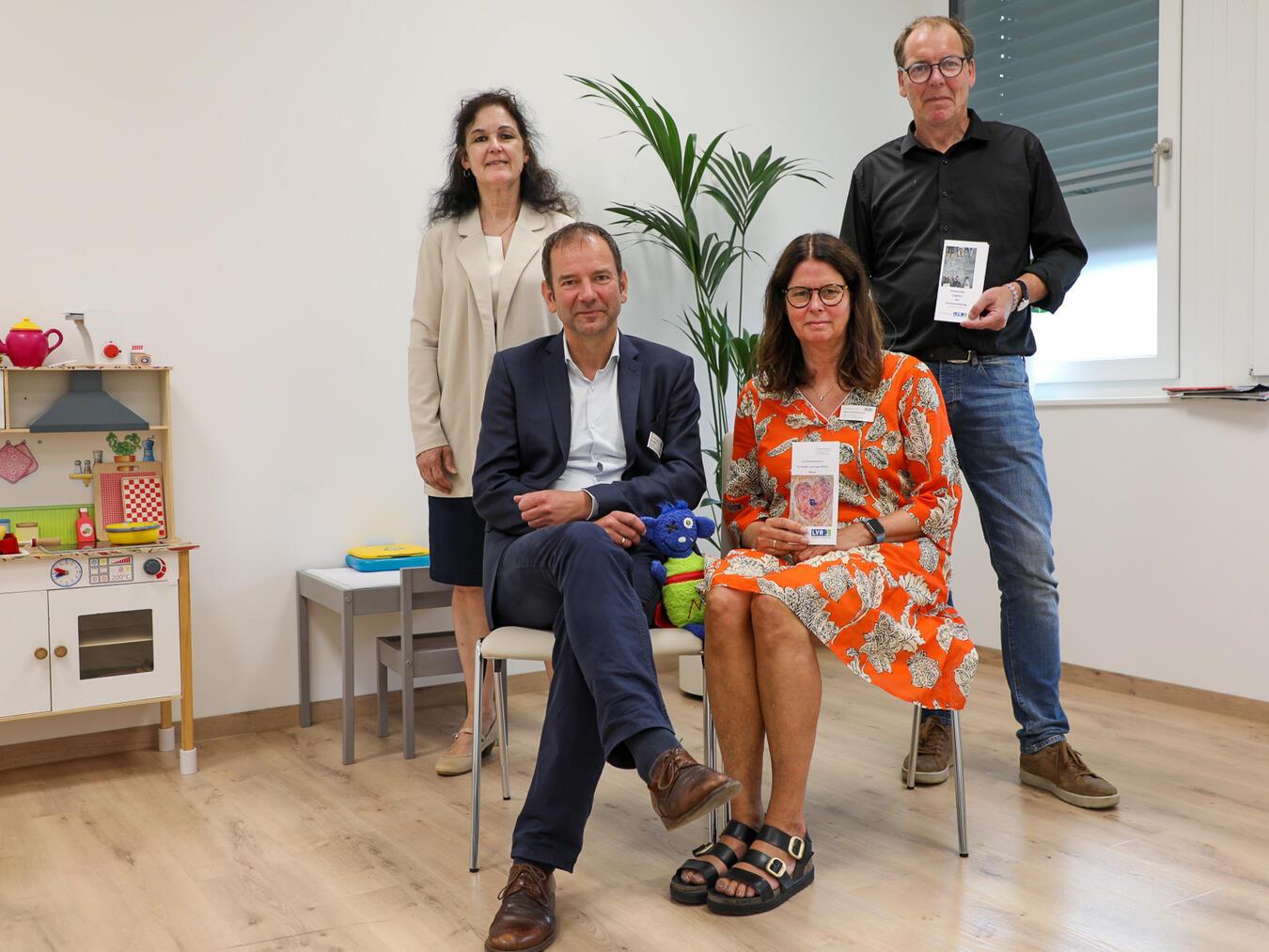 Oberärztin Dr. Maren Krüger, Chefarzt Dr. Nikolaus Barth, Marion Kleinmanns-Klein (Pflegedienstleitung LVR-Klinik Bedburg-Hau) und Carsten Schmatz (Pflegedirektor LVR-Klinik Bedburg-Hau) freuen sich über den neuen Standort auf dem Campus der Stiftung Bethanien Moers. Foto: LVR