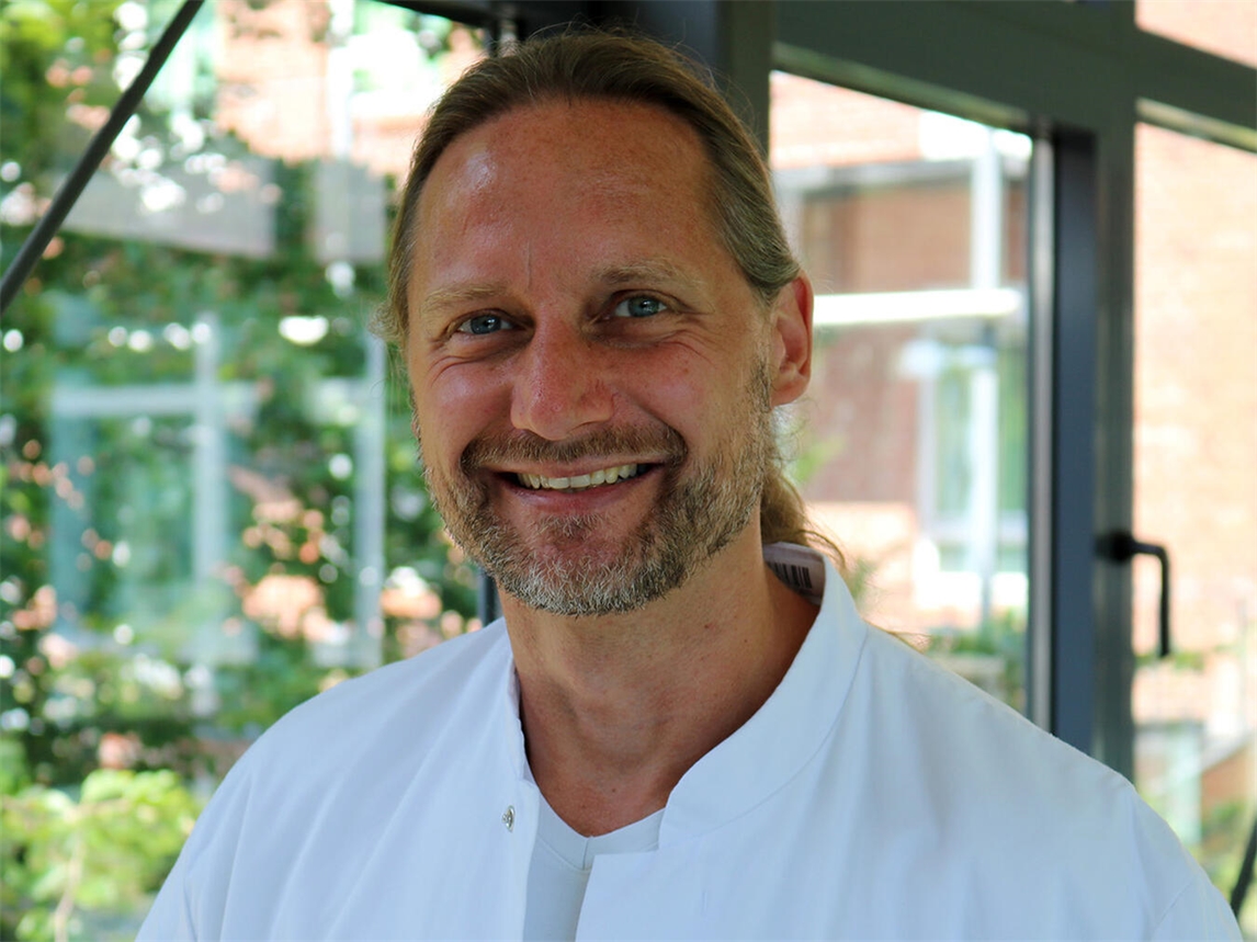 "Portrait von Oberarzt Dr. Gerald Köhler, LVR-Klinik für Orthopädie Viersen"