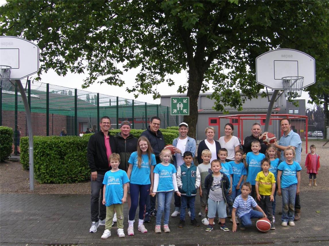 Offizielle Übergabe der neuen Basketballkörbe in Auwel-Holt. Foto: privat