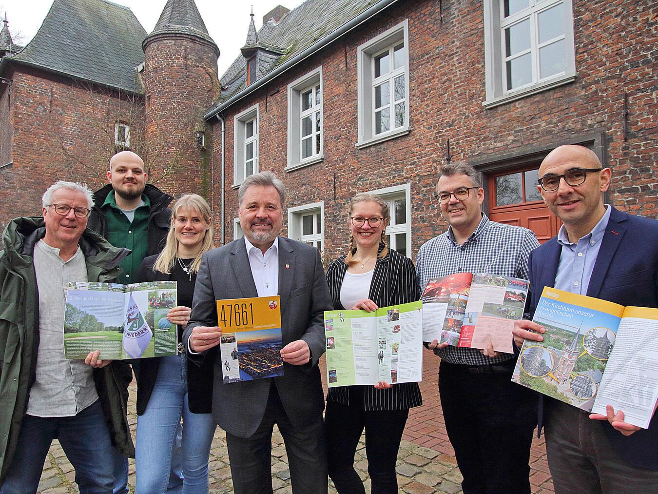 Eine starke Medienpartnerschaft Offizielle Übergabe in Issum (v.l.): Markus Bethke, Marc Sieben, Eva van Betteray, Bürgermeister Clemens Brüx, Sarah Schulze, Alexander Alberts und Andreas Rohfleisch.NN-Foto: Theo Leie