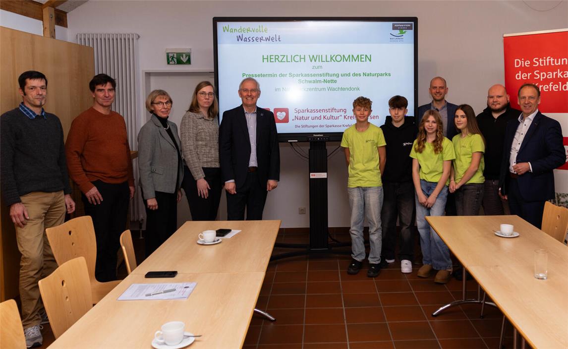 Offizielle Übergabe mit Dr. Thomas Chrobock, Untere Naturschutzbehörde Kreis Kleve, Franz-Josef Draack, Mitglied der Verbandsversammlung, Jutta Hufschmidt, Leiterin Sparkasse Wachtendonk, Ina Haffmans, Unternehmenskommunikation Sparkasse, Michael Puschmann, Geschäftsführer des Naturparks Schwalm-Nette, Schüler der Realschule Weitsicht Wachtendonk, Alexander Brillen, Naturparkzentrum Wachtendonk, Bastian Groß, Schulleiter der Realschule Weitsicht Wachtendonk, sowie Jochem Dohmen, Vorstand Sparkasse Krefeld (v.l.n.r.).Foto: Naturpark Schwalm-Nette