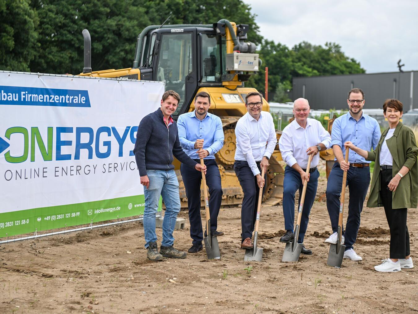 Offizieller Spatenstich: Bauunternehmer Niklas Elsemann, ArchitektArndt Hanßen, BürgermeisterSven Kaiser , Stephan Waerdt und Jens Bodem (Onergys) und Britta Biela (Immobilienbetrieb Stadt Geldern, v.l.n.r.).Foto: Stadt Geldern/Prümen
