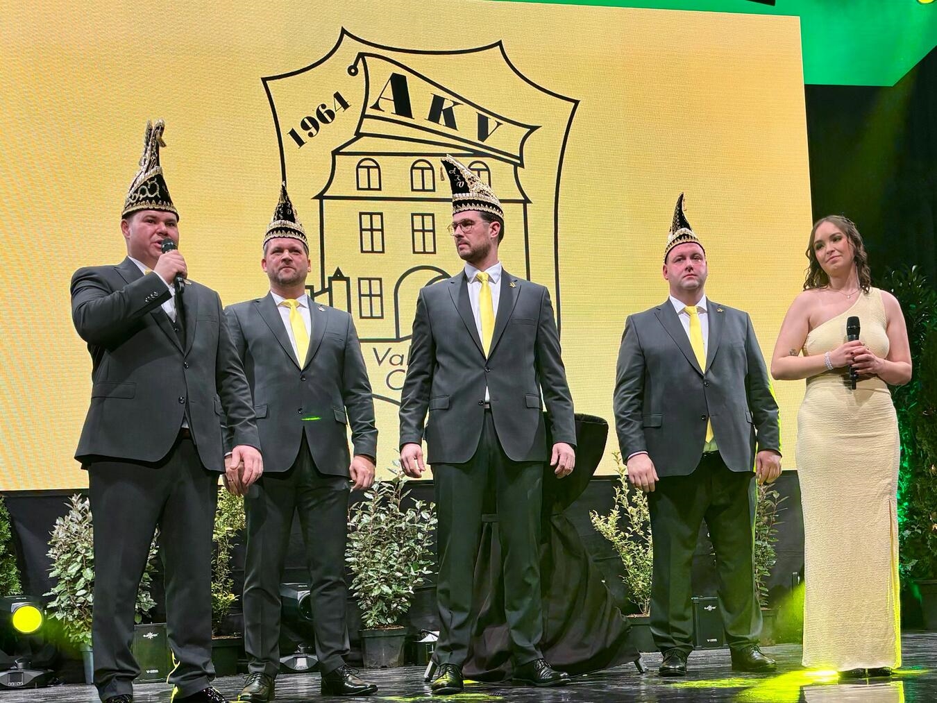 Ohne gute Freunde geht es nicht: Dominik Loock (2. v.r.) ist Adjutant der Prinzessin, Dennis Männchen (2. v.l.) ist Adjutant des Prinzen und der dritte im Bunde ist Reisemarschall Jochen Strötges (m.)