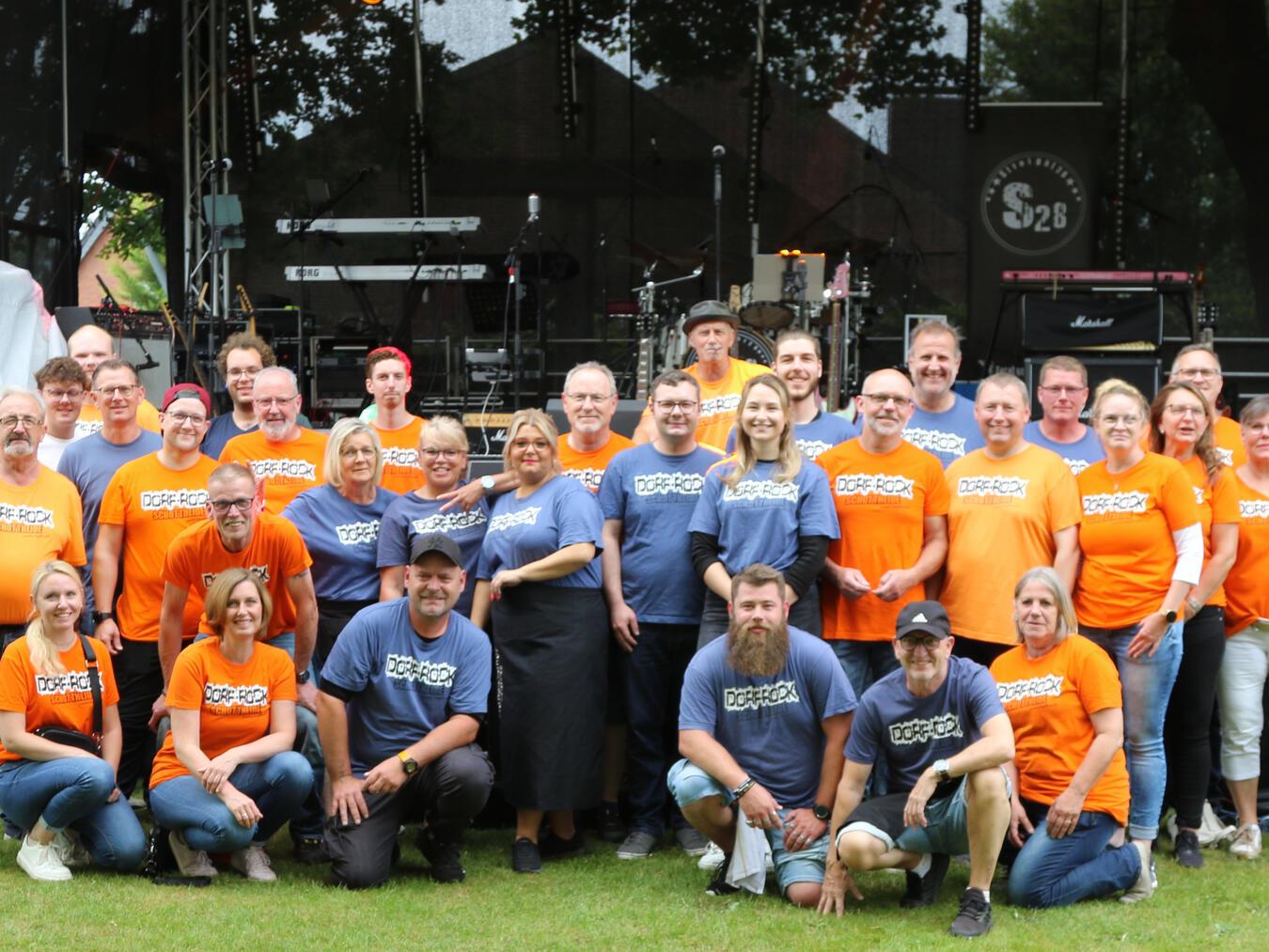 Ohne Team geht nichts. Die Mannschaft im Hintergrund des Kranenburger Dorfrocks.Foto: privat.