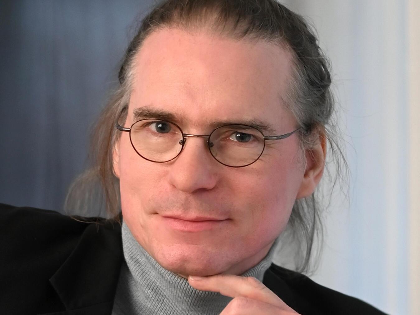 Olaf Plotke von den Grünen spricht mit Künstlern über die Herausforderungen unserer Zeit. Foto: Olaf Plotke