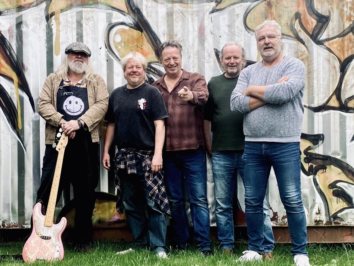 "Live-Auftritt von Olav & the Blues Cruise am Vatertag im Culucu, Band spielt Bluesmusik auf der Bühne."