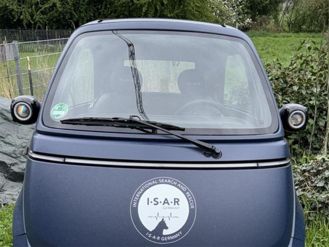 "Microlino: Futuristischer Oldtimer im Retro-Design, präsentiert von Isar Germany für ehrenamtliches Engagement."
