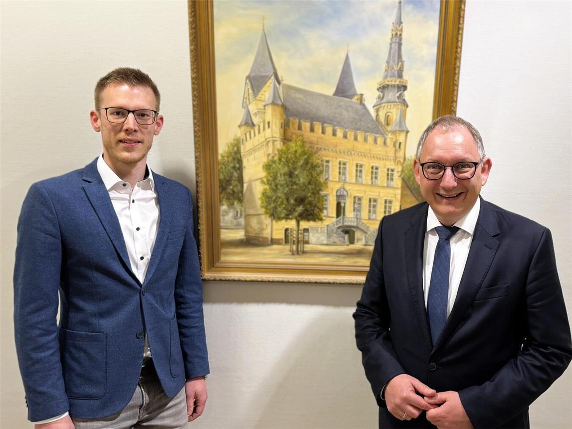 Oliver Dahmen (li., mit Bürgermeister Sebastian Hense) verantwortet nun den Bereich Liegenschaften bei der Stadt Rees. Foto: Stadt Rees