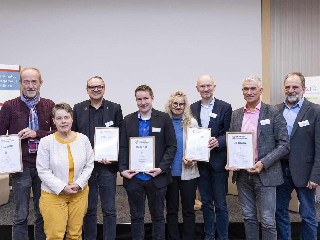 Oliver Krischer überreichte der Stadt Kleve im Kongresszentrum Dortmund als eine von zehn Kommunen in Nordrhein-Westfalen eine Urkunde für die erfolgreiche Teilnahme am Prozess zur Erstellung einer Nachhaltigkeitsstrategie. Foto: Sarah Rauch