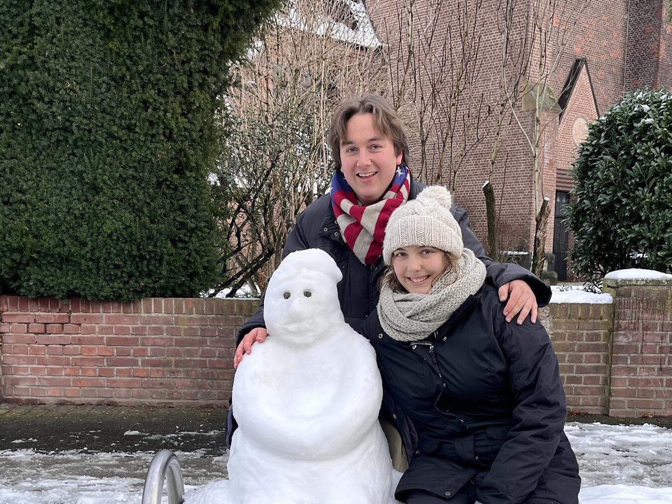 Oliver Lueben und Michelle Blenkers zusammen mit Schneemensch Berti. Foto: privat