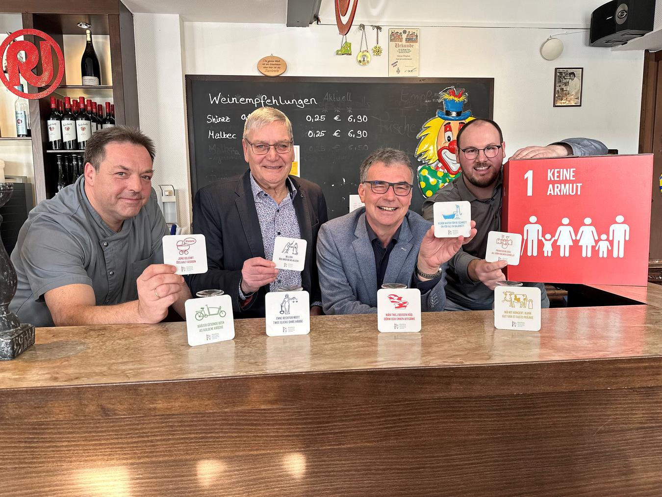 Oliver Prophet (Alte Apotheke), Bernd Evers (Sprookverein), Rheinbergs Bürgermeister Dietmar Heyde und Chris Demmer (Stadt; v.l.) stellten die Bierdeckel-Aktion der Stadt Rheinberg vor. NN-Foto: SP