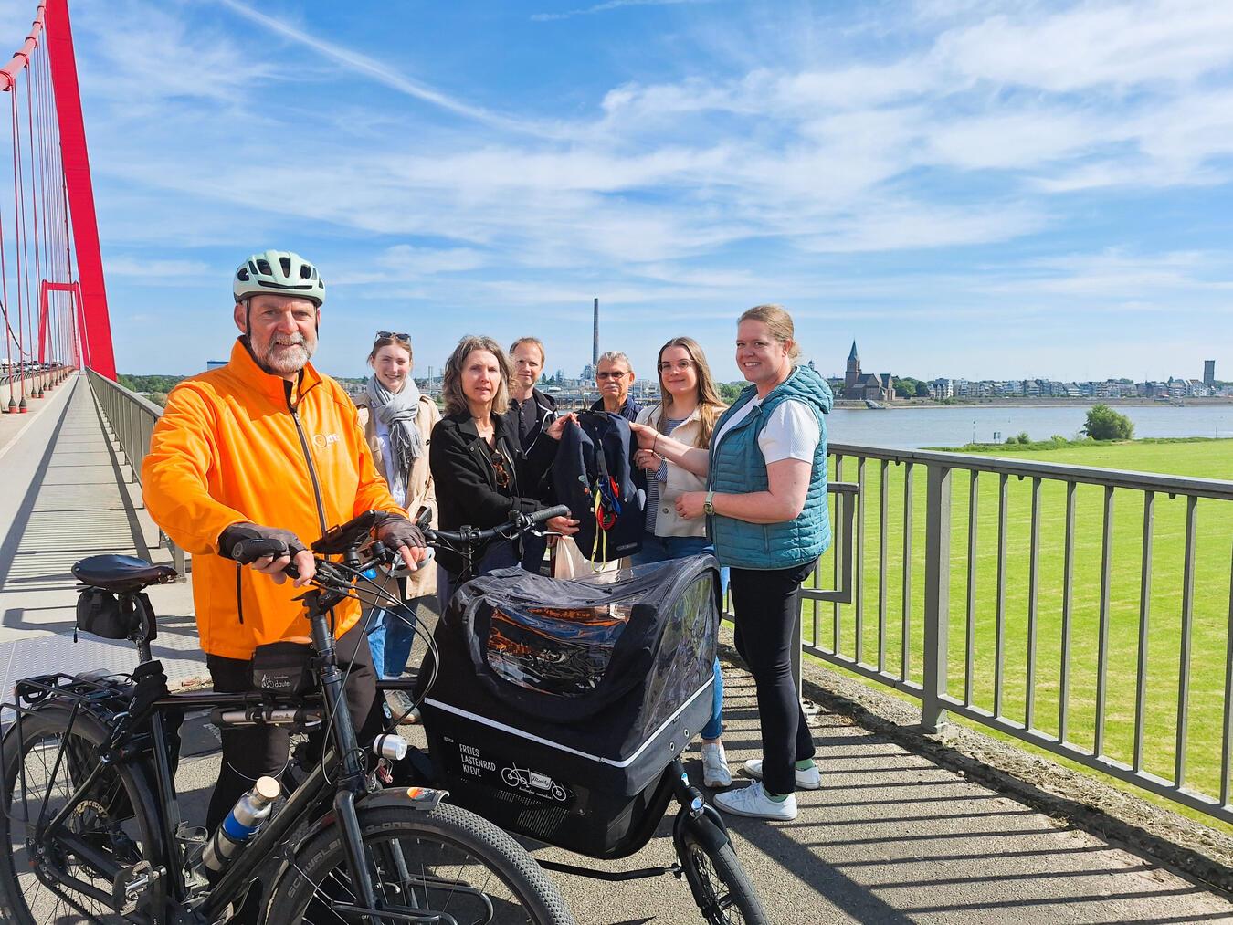 Oliver Reinders (ADFC Kreisverband)., Merle Gemke (Klimaanpassungsmanagerin der Stadt Kleve) Pascale van Koeverden (Mobilitätsmanagerin der Stadt Kleve), Christoph Bors (Klimaschutzmanager der Stadt Kleve), Gerd Cröpelin (ADFC Kreisverband), Celine Breuer (Klimaschutzmanagerin der Stadt Emmerich) und Janita Krapohl (Fachbereich Stadtplanung der Stadt Emmerich). Foto: Stadt Kleve