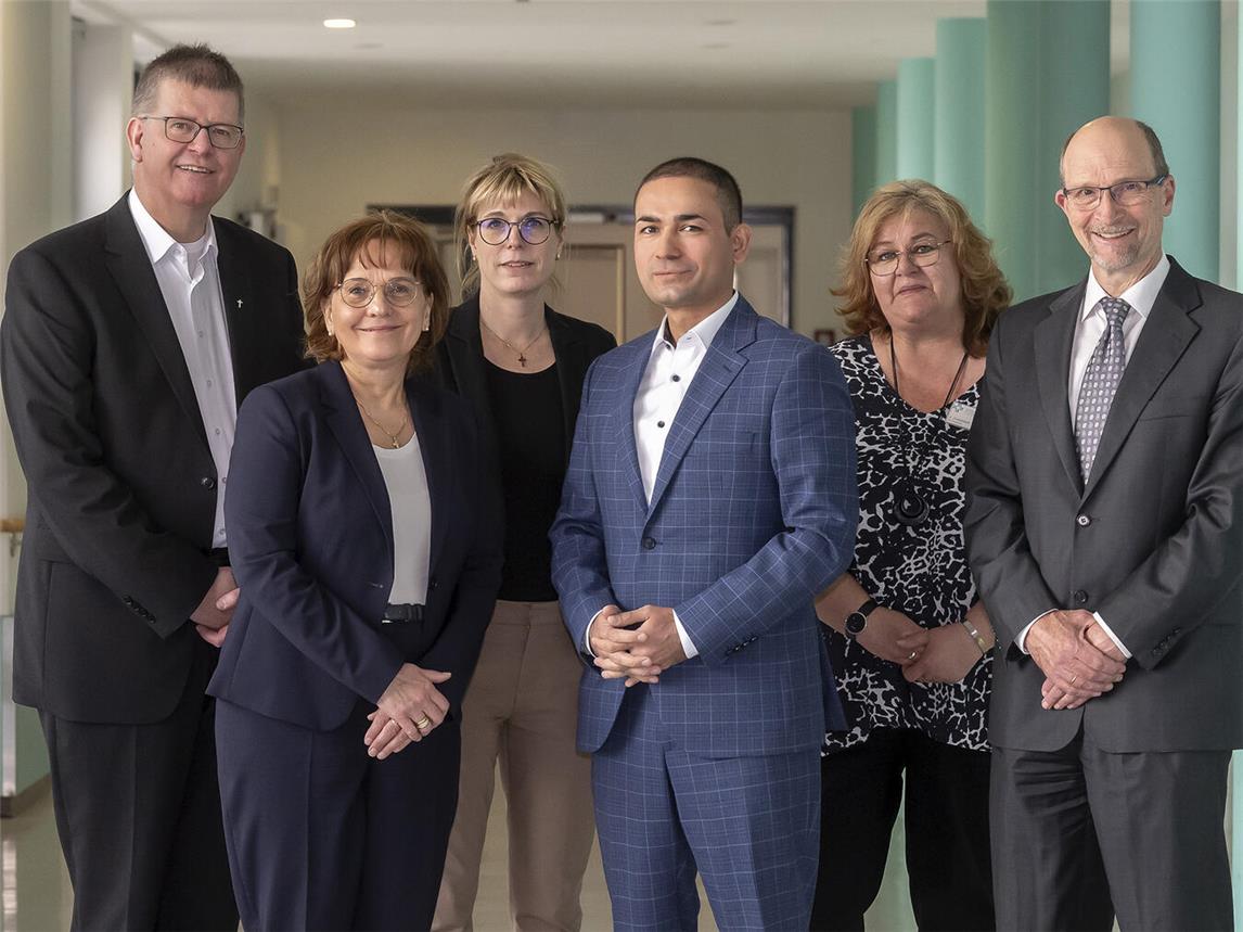 Optimistischer Blick nach vorn: KKLE-CEO Sadik Tastan (m.) gemeinsam mit (v.l.) Propst Johannes Mecking (stellvertretender Vorsitzender des Aufsichtsrates und Kuratoriums KKLE), Dr. Sabine Kisselbach (CFO KKLE), Ina Wegner (Pflegedirektorin KKLE), Andrea Grotelaers (Vorsitzende MAV Katholisches Karl-Leisner-Klinikum), Prof. Dr. Volker Runde (Ärztlicher Direktor Katholisches Karl-Leisner-Klinikum). Foto: KKLE / Thomas Momsen