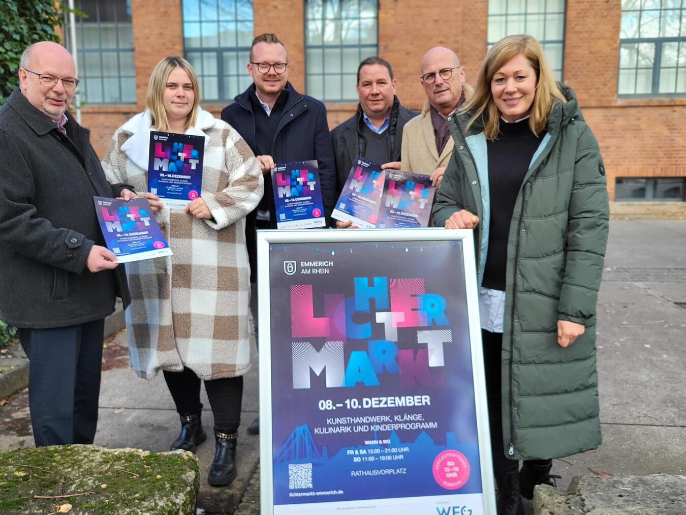Organisatoren und Sponsoren des Emmericher Lichtermarktes: (v. l.) Ludger Braam (Sparkasse), Patricia Hell (WfG), Steffen Borth (Stadtwerke Emmerich), Marco Kapelle (Stelzig), Bürgermeister Peter Hinze und Verena van Niersen (WfG). NN-Foto: MB