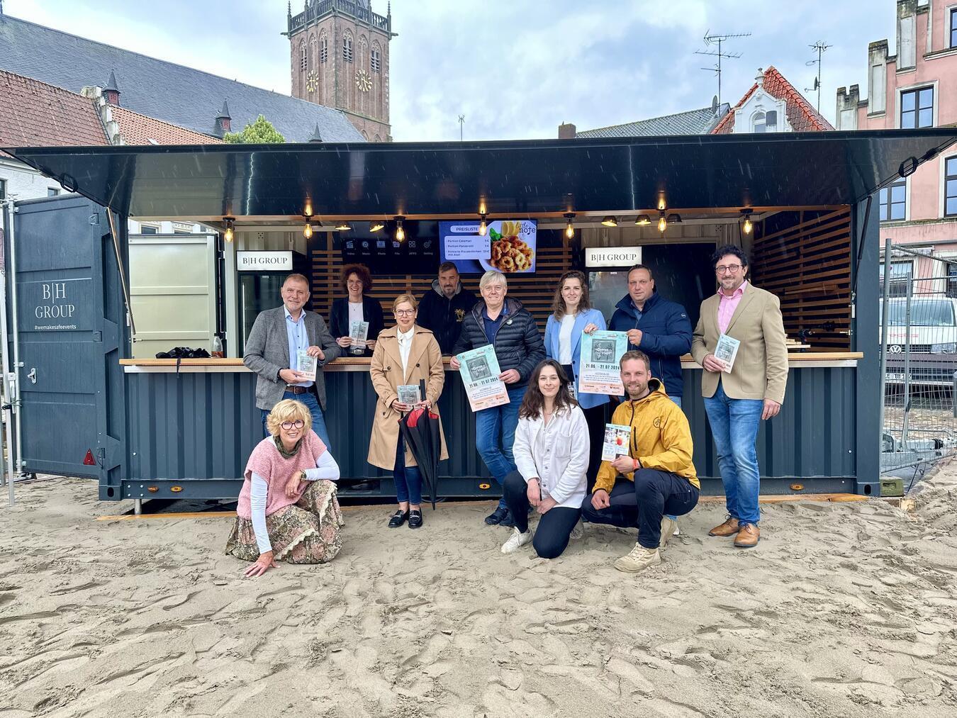 Der Markt wird wieder zur Sandstadt Organisatoren und Sponsoren freuen sich über Sandstrand-Feeling auf dem Marktplatz. NN-Foto: SP
