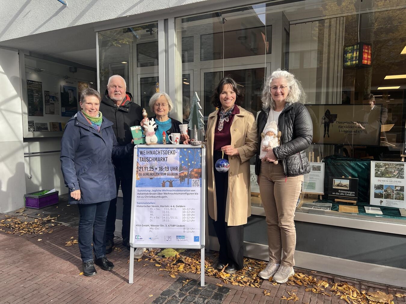 Organisieren den Weihnachtsdeko-Tauschmarkt in Geldern: Sabine Heimann (evangelische Kirchengemeinde), Jürgen Schmitz (ReparierBar), Doris Keuck (IMI), Klimaschutzmanagerin Marlene Riegler und Ellen Bosdorf-Schmidt (KKA).Foto: Stefan Mülders / KKA