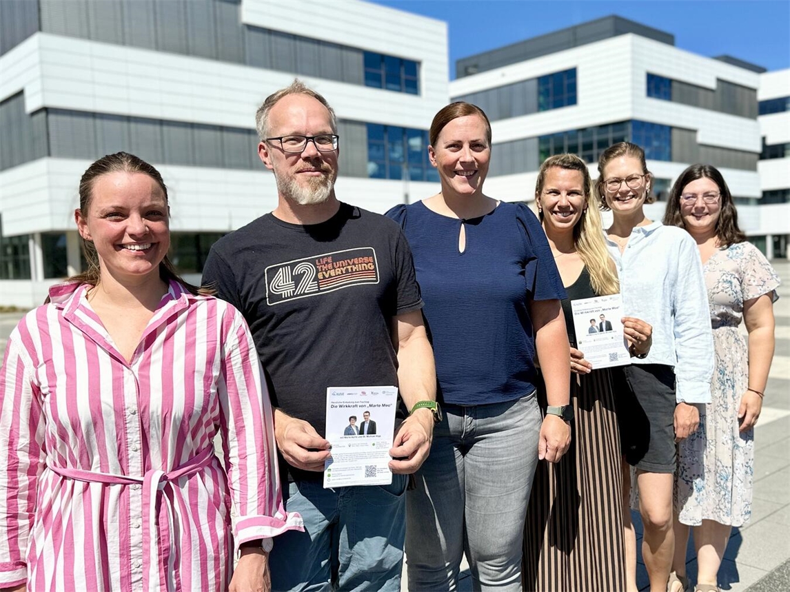 "Organisatoren des Marte Meo Fachtags in Kleve: Anna Eggers, Alexander Paß-von Wedel, Monika Helmus, Andrea Tübbing, Rosa Nieke, Lena Werken."