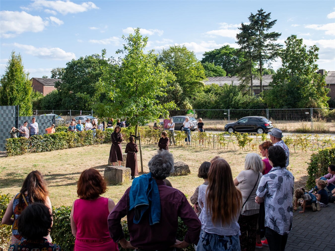 "Interaktive Theaterperformance in urbanem Raum, Darsteller und Publikum im kreativen Dialog. Foto: Lucas Hans"