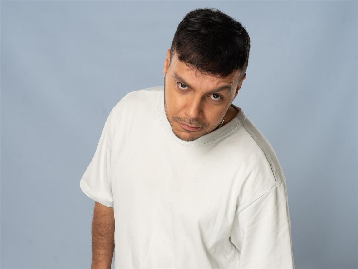 Osan Yaran begeistert mit seiner Energie, seinem Blickwinkel und seine spitzen Pointen das Publikum.Foto: Leon Fülber 