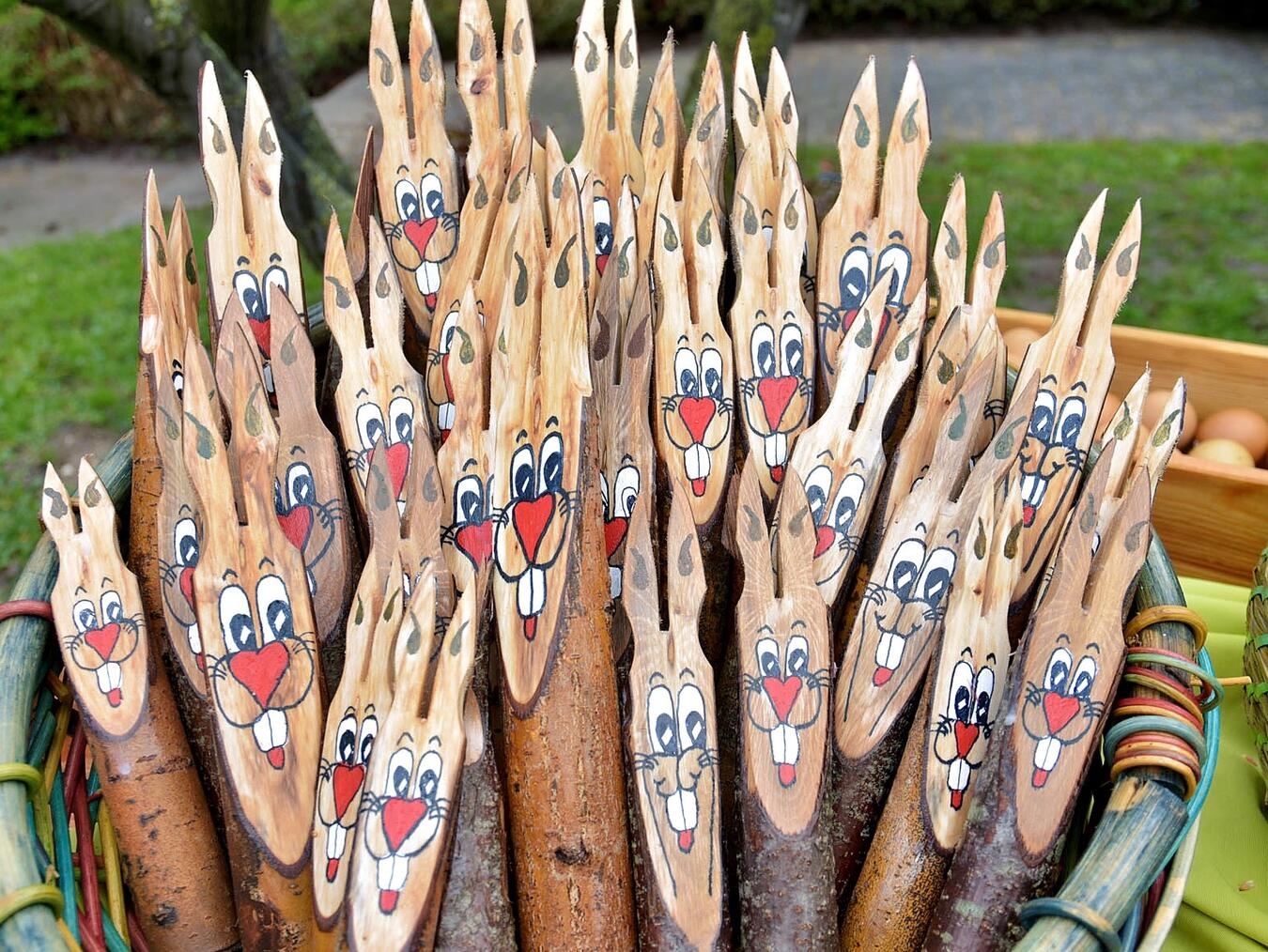 Osterhasen und Osterdeko gab es beim Ostermarkt in allen Farben und Formen. NN-Foto: Rüdiger Dehnen