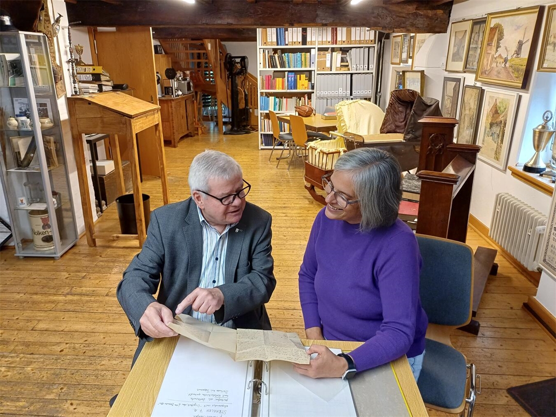 "Otto Weber erklärt Stadtarchivarin Claudia Kurfürst historische Postbelege, Foto: privat"