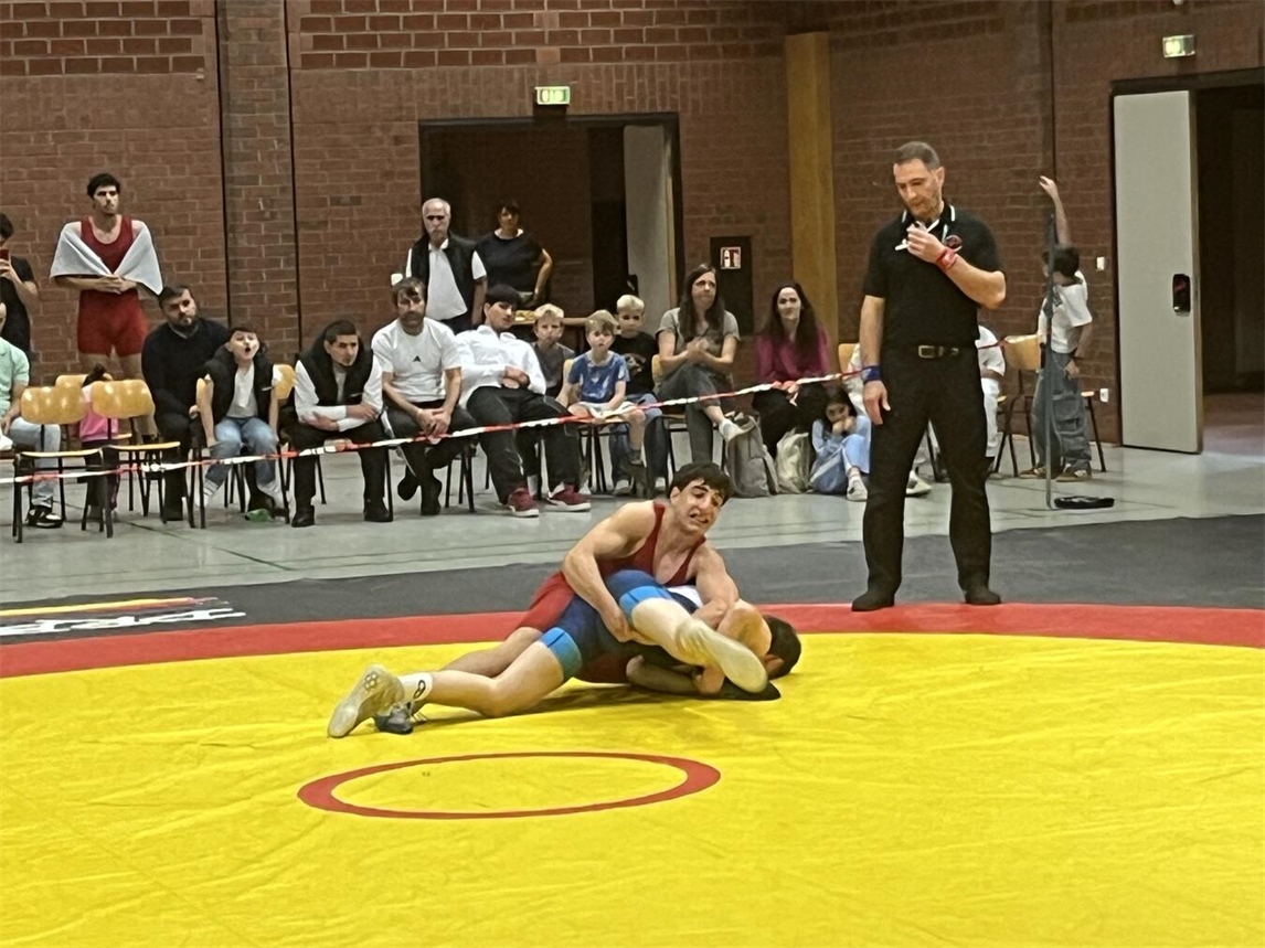 "Gewinner Ozan Degirmenci nach Schultersieg in 75kg-Klasse, DJK Kleve"
