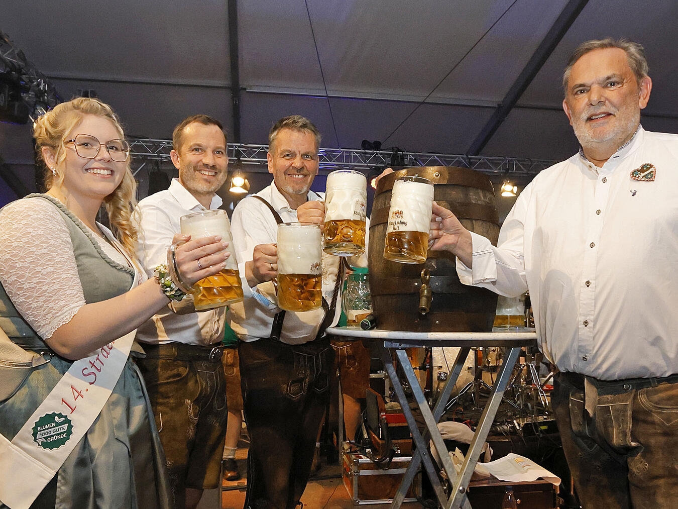 "Offizieller Fassanstich: Blumenmädchen, Bürgermeister und Gäste beim Start des Oktoberfestes"