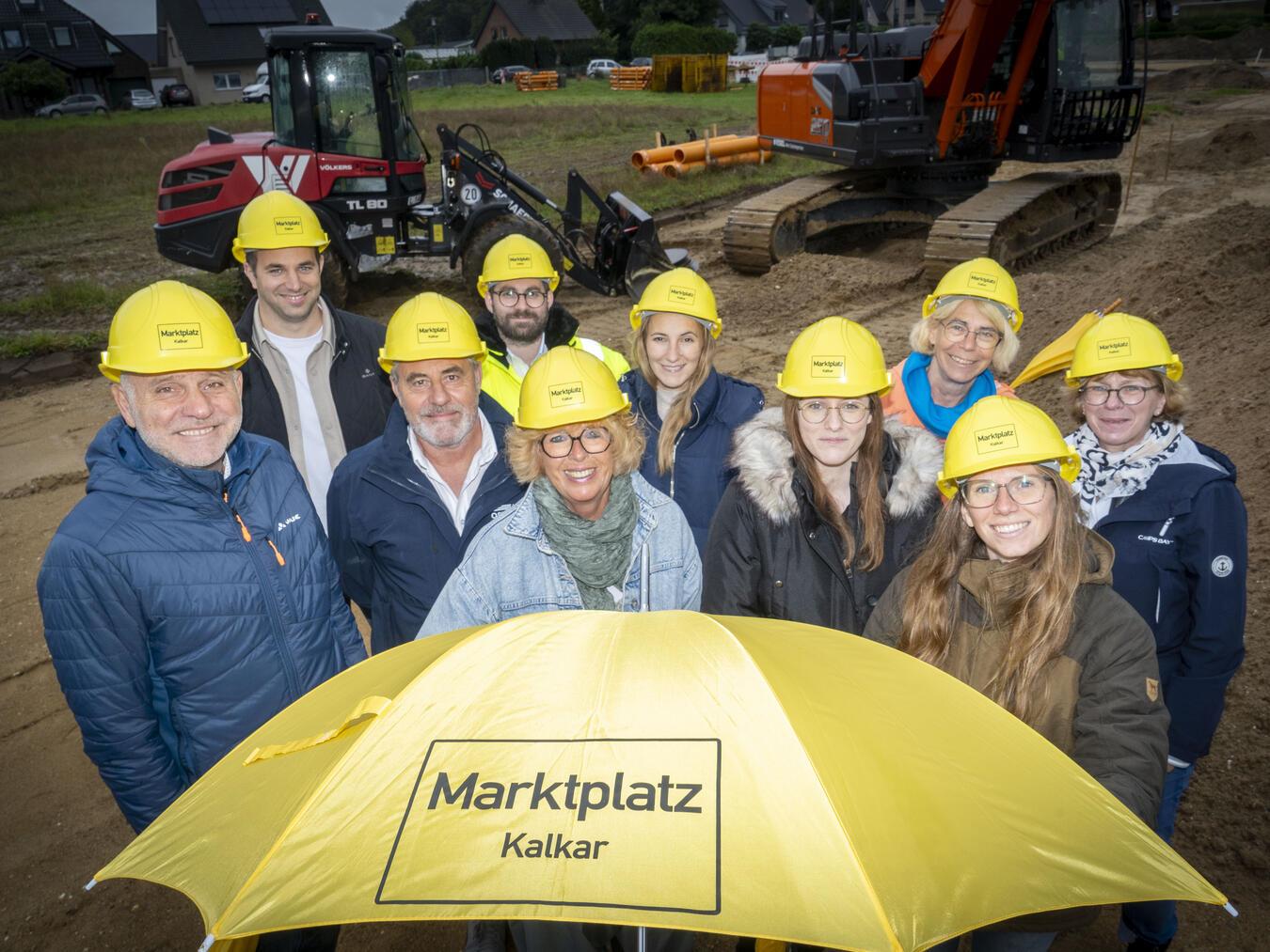 Packen gemeinsam an: Bürgermeisterin Dr. Britta Schulz (Mitte) freut sich mit ortsansässigen Unternehmen und mit der Wirtschaftsförderung Kalkar auf den „Marktplatz Kalkar“ auf der Baumesse Ende Oktober. Foto: Gerhard Seybert/WfG Kalkar