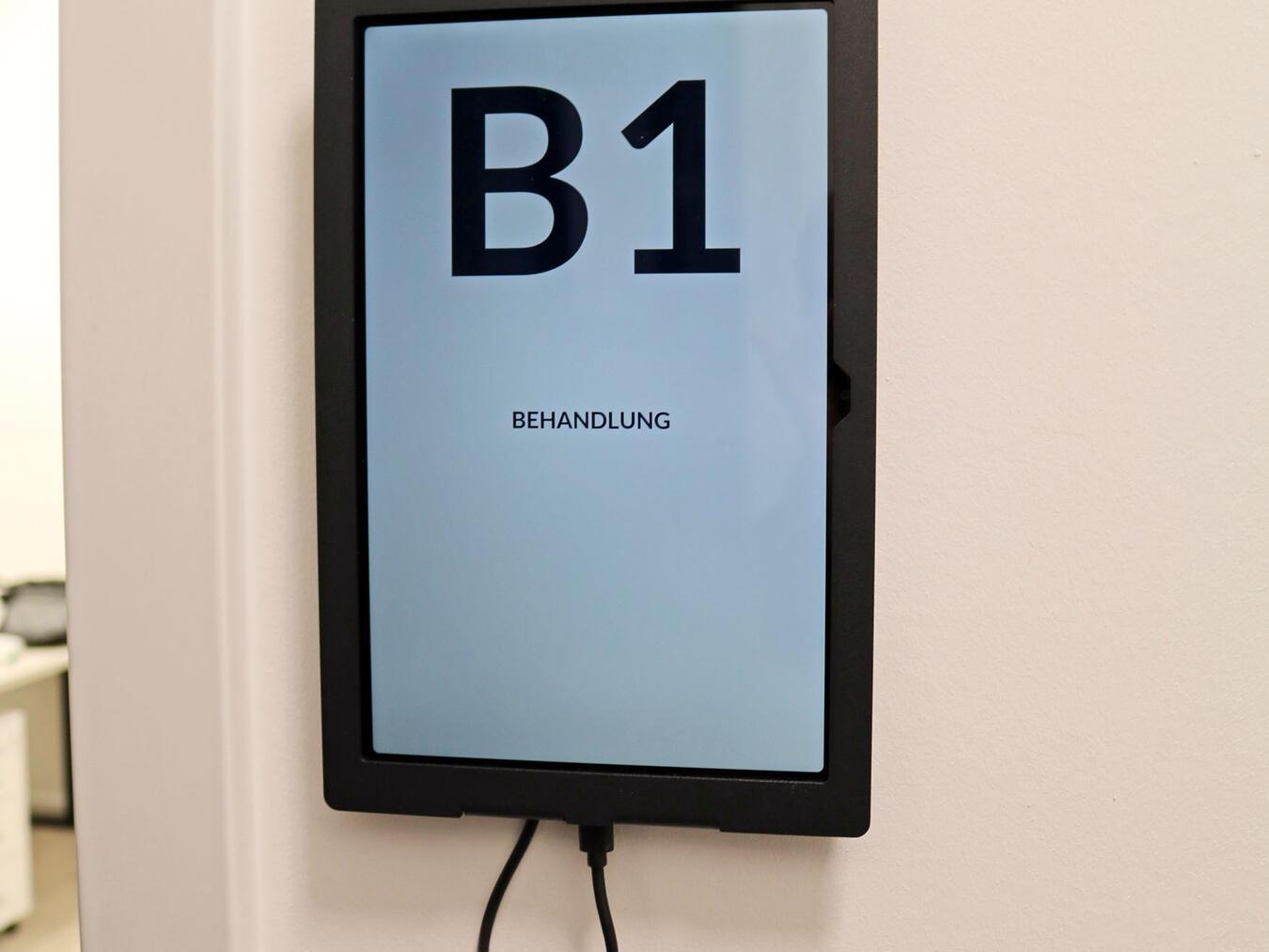 Zukunftsmedizin in Goch: Digitale Praxisräume und App-Anmeldung erleichtern Abläufe Pads geben dem medizinischen Personal Auskunft, ob ein Behandlungszimmer besetzt ist und welche Untersuchungen gerade durchgeführt werden.