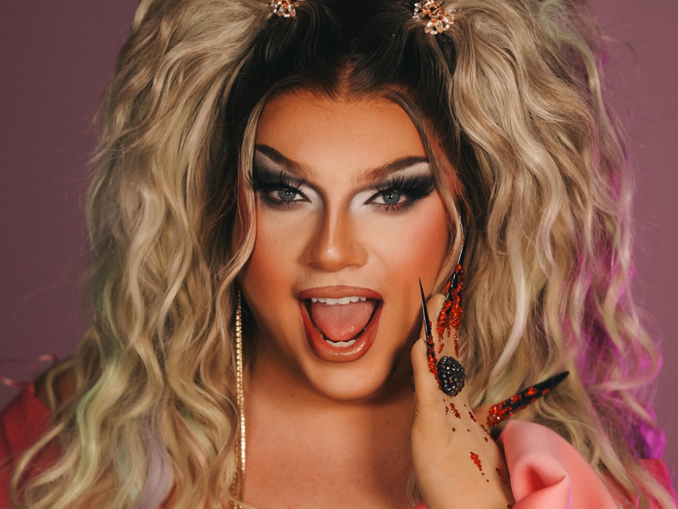 Hochkarätige Comedy an der Burgruine Wachtendonk "Pam Pengco, Deutschlands Comedy-Dragqueen, in glamourösem Kostüm mit humorvoller Ausstrahlung auf der Bühne. Foto: Christian Kreitz"