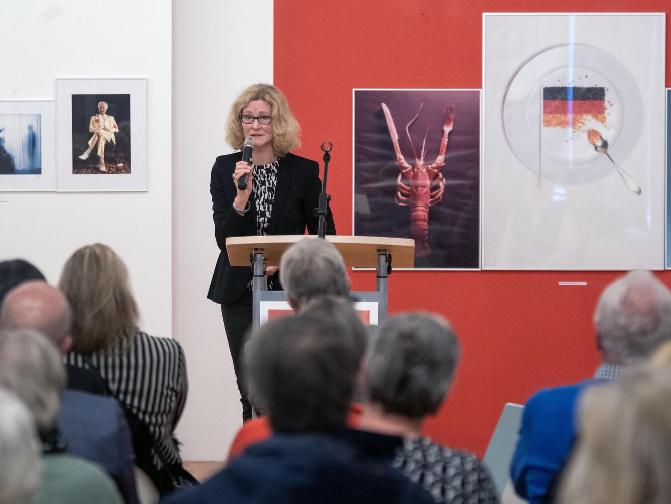 PAN-Kuratorin Christiane van Haaren begrüßt die Gäste zur Eröffnung am Donnerstagabend im PAN. NN-Foto: G. Seybert