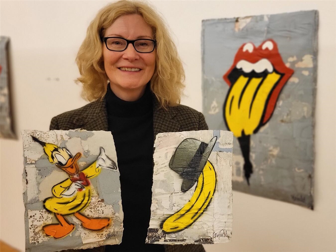 Christiane van Haaren präsentiert Bananenkunst von Thomas Baumgärtel. Foto von Michael Bühs.