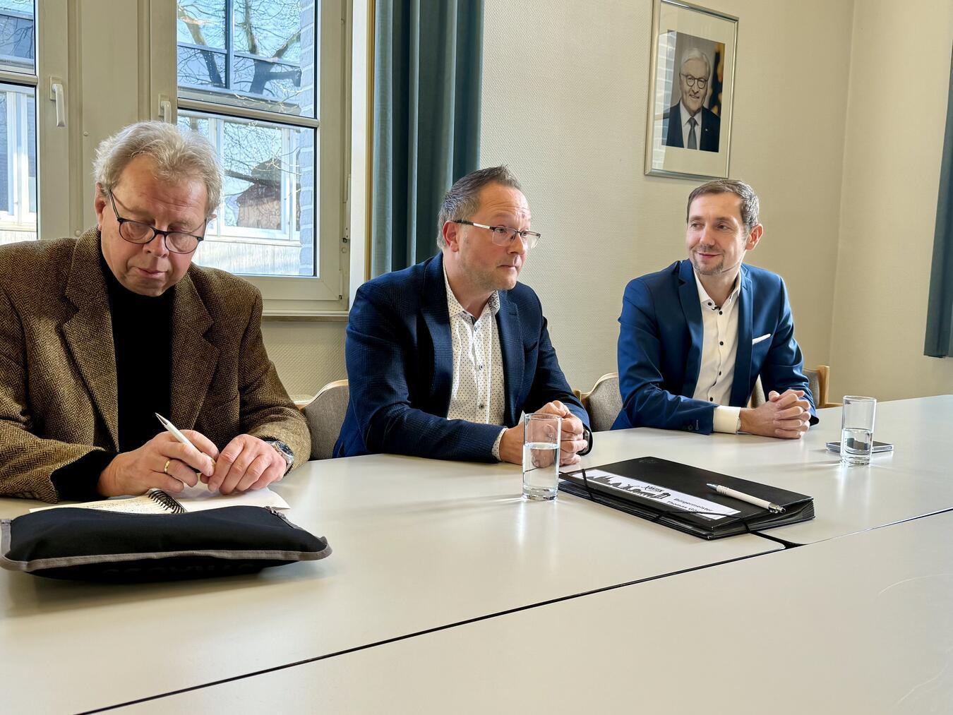 Thomas Görtz möchte Xantens Bürgermeister bleiben Pankraz Gasseling, Thomas Görtz und Robin Böcker (v.l.) beim Pressegespräch. NN-Foto: SP