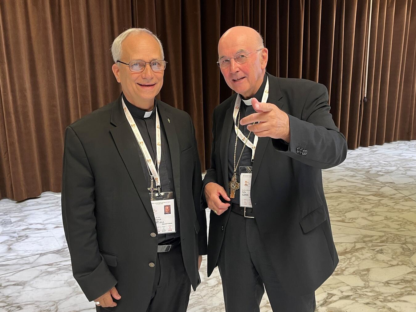 Papst Leo XIV. (Kardinal Robert Prevost, l.) und Bischof em. Dr. Felix Genn (r.) auf der Weltsynode im Oktober 2024 in Rom.Foto: Deutsche Bischofskonferenz, Matthias Kopp