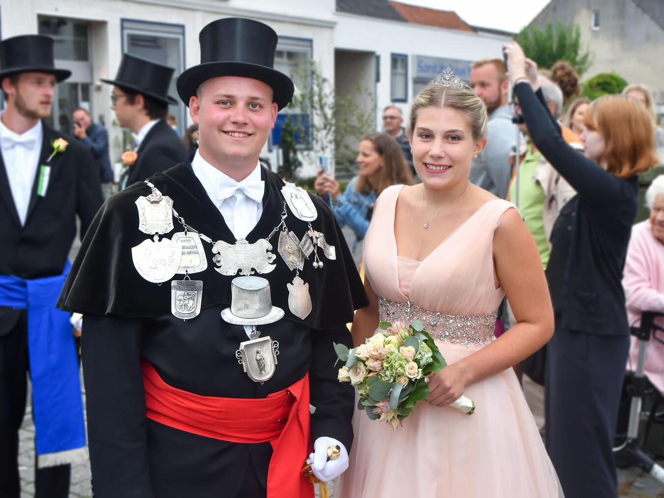 Parade für den neuen Thron auf dem Marktplatz und Zug zum Zelt: Im Bild das Königspaar von 2022 Lennart Abram und Pia Wanders. NN-Foto: Gerry Seybert