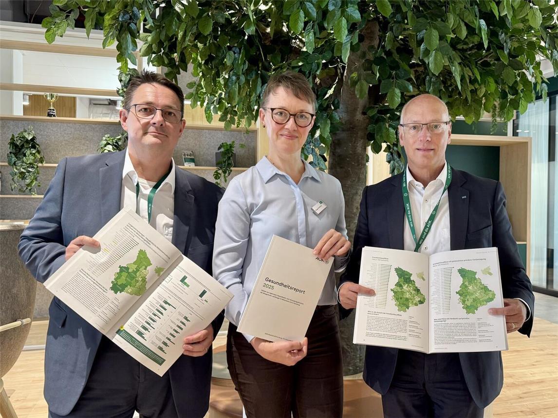 Pascal Wieners, Olga Dortmann und Manrico Preissel (v.l.) stellten den Gesundheitsreport der AOK Rheinland/Hamburg vor. NN-Foto: SP