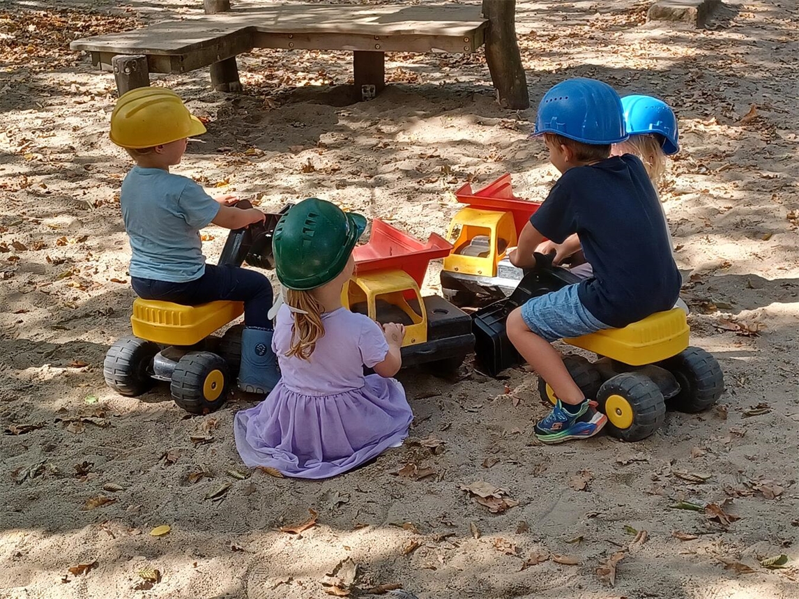 "Jubiläumsfest mit Baustellen-Thema, bunte Dekoration und fröhliche Besucher, Foto: privat"