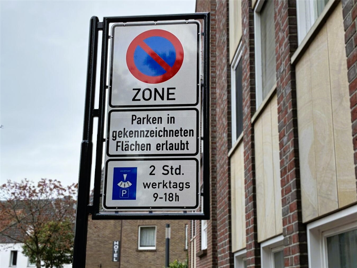 Passende Beschilderungen weisen auf die geänderte Parkregelung in der Reeser Innenstadt hin. Foto: Stadt Rees