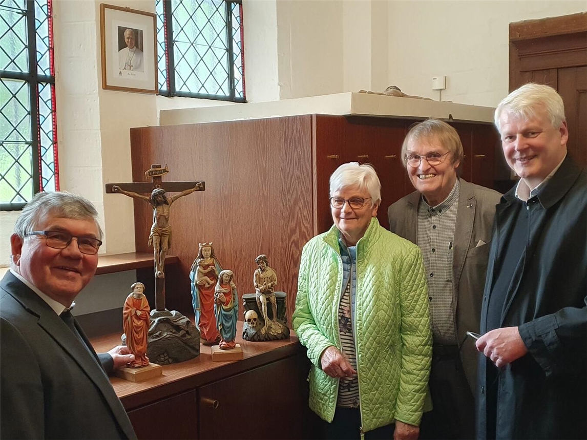 Pastor Alois van Doornick, Cilli und Gerd Peters und Pastor Bernd de Baey (v.l.) mit den Zeugnissen. Foto: Rainer Jansen