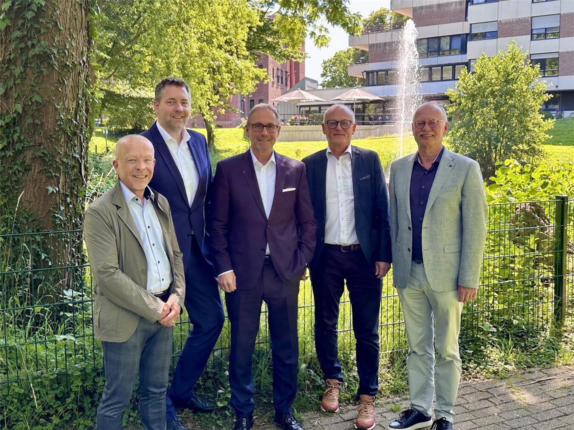 Pastor Dietmar Heshe, Markus Hermsen, Guido Lohmann (beide Volksbank), Andreas Heßeling und Willi Keisers (beide Marienstift gGmbh; v.l.) stellten den neuen Stiftungsfonds des Marienstifts in Alpen vor. NN-Foto: SP