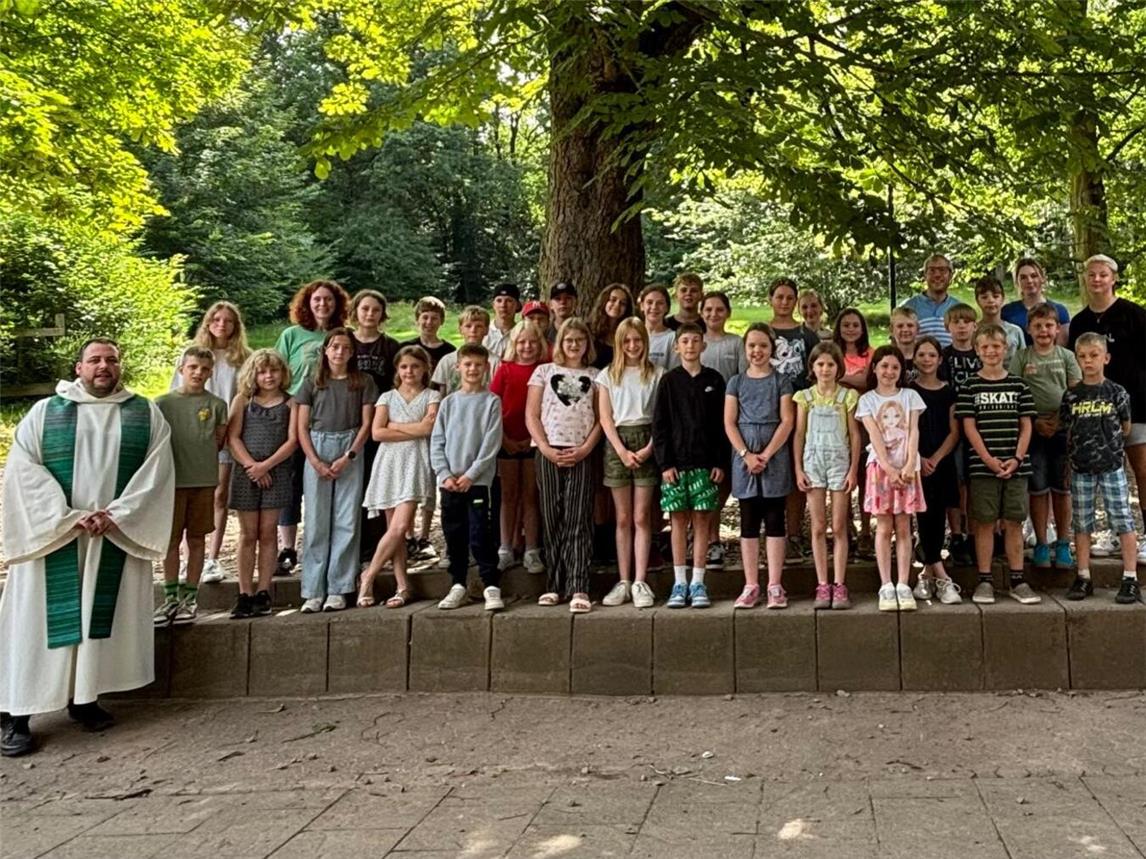 Pastor Lüken besuchte die Ferienfreizeit und feierte mit Kindern und Betreuern einen Gottesdienst. Foto: privat