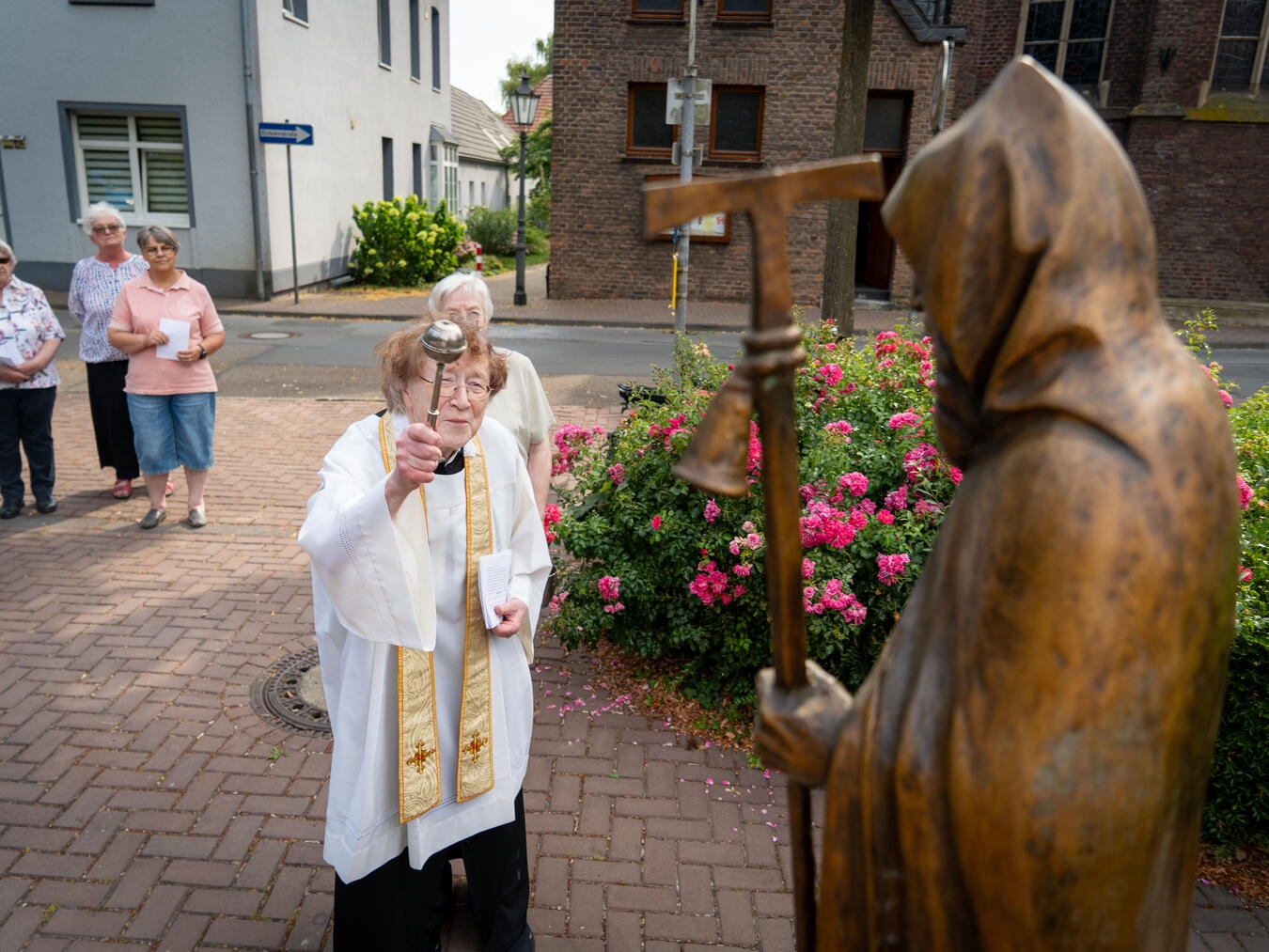 "Pastor Manfred Babel segnet Gemeinde während Zeremonie in Kirche"