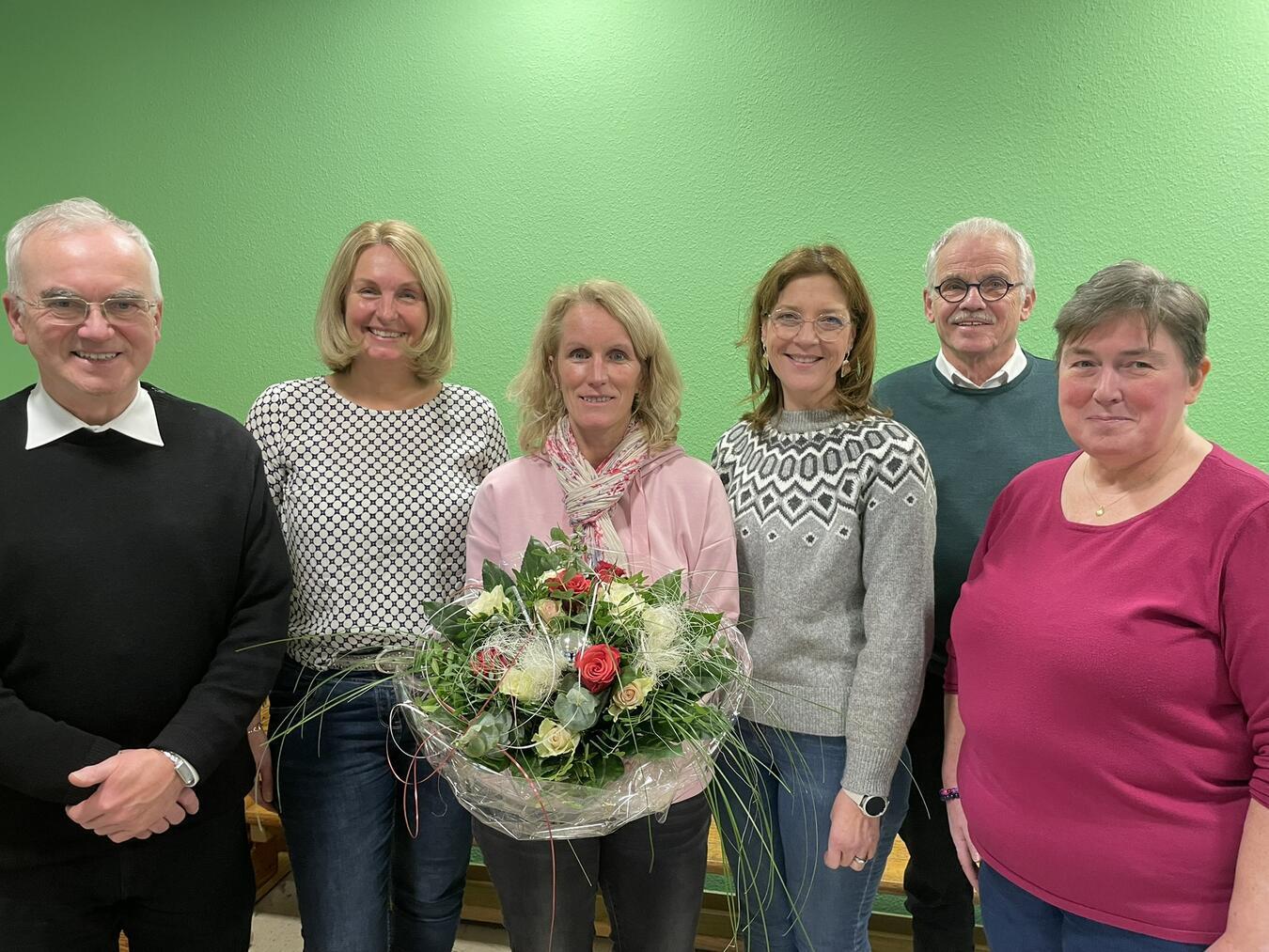 Abschied von Nicola Leukers Pastor Manfred Stücker, Anita Blix (neue Leiterin), Nicola Leukers, Nicole Rohloff-Hox (Verbundleitung), Peter Luyven und Claudia Klümpen (Kirchenvorstand, v.l.n.r.).Foto: privat