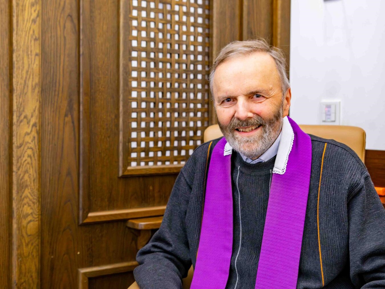 Pastor Paul Hagemann heißt Menschen im Beichtzimmer willkommen. Foto: Bischöfliche Pressestelle / Christian Breuer