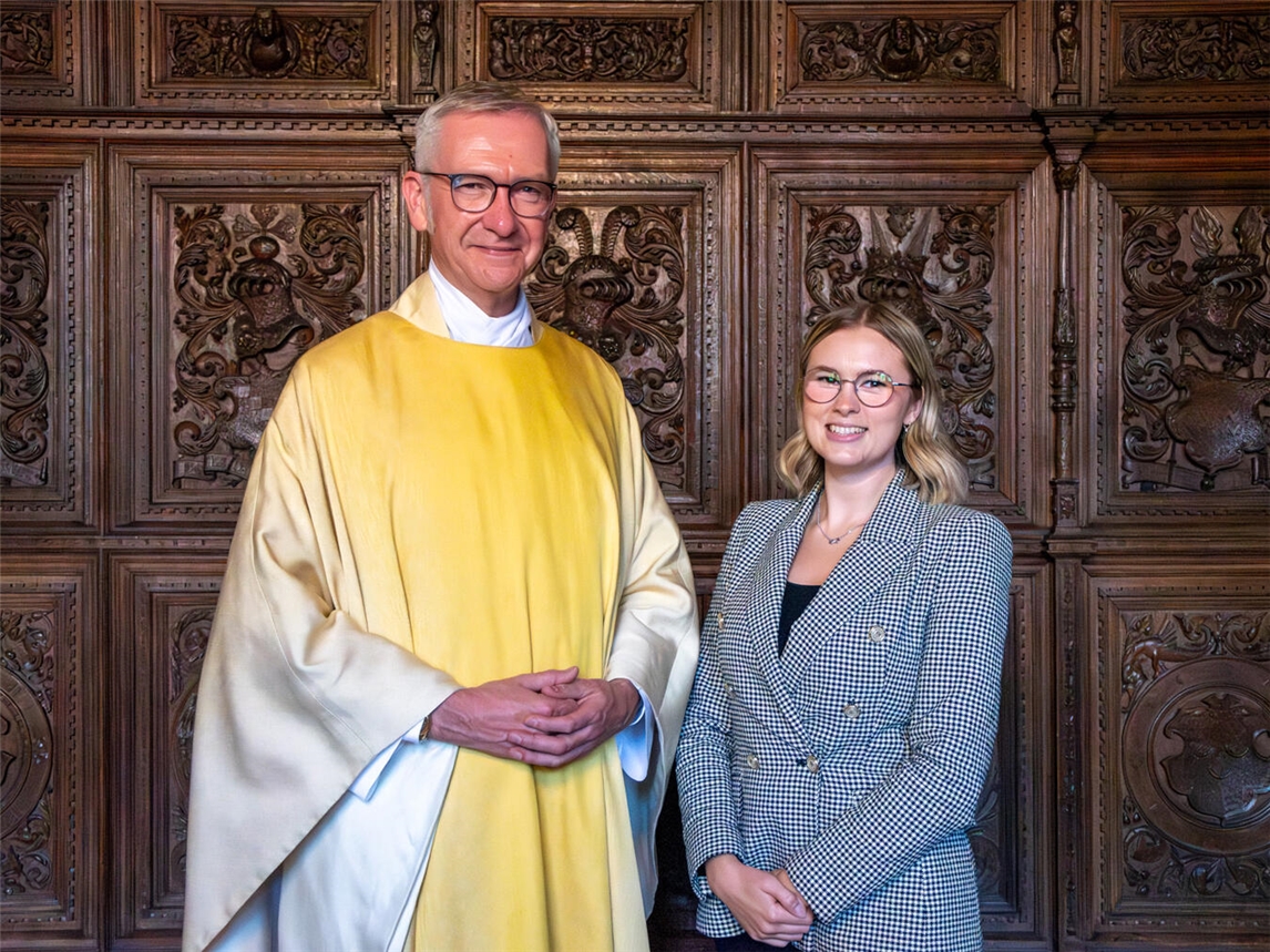 Pastoralreferentin Mirjam Hamacher, gebürtige Grietherin und in der Pfarrei St. Christophorus und St. Johannes der Täufer in Emmerich tätig, ist am Sonntag in einem feierlichen Gottesdienst von Diözesanadministrator Dr. Antonius Hamers im St.-Paulus-Dom offiziell für ihren pastoralen Dienst beauftragt worden. Foto: Bistum Münster