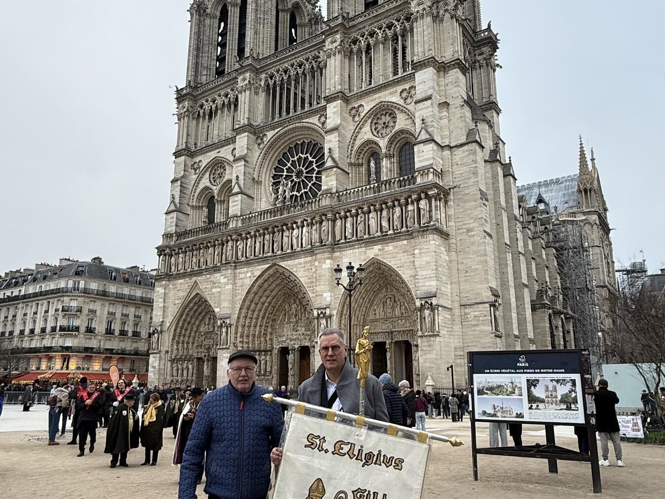 Pater Manfred Krause (ehemaliger Präses der Gilde) und als Botschafter René Gravendyck vor der Kirche Notre-Dame de Paris, anlässlich des Patronatsfestes der Pariser St. Eligius-Gilde. Foto: privat
