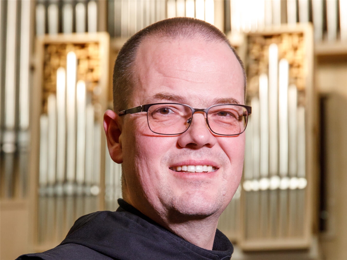 Pater Ralph Greis aus der Benediktinerabtei Gerleve gastiert an historischer Rütter-Orgel in Düffelward. Foto: Jörg Schellschmidt
