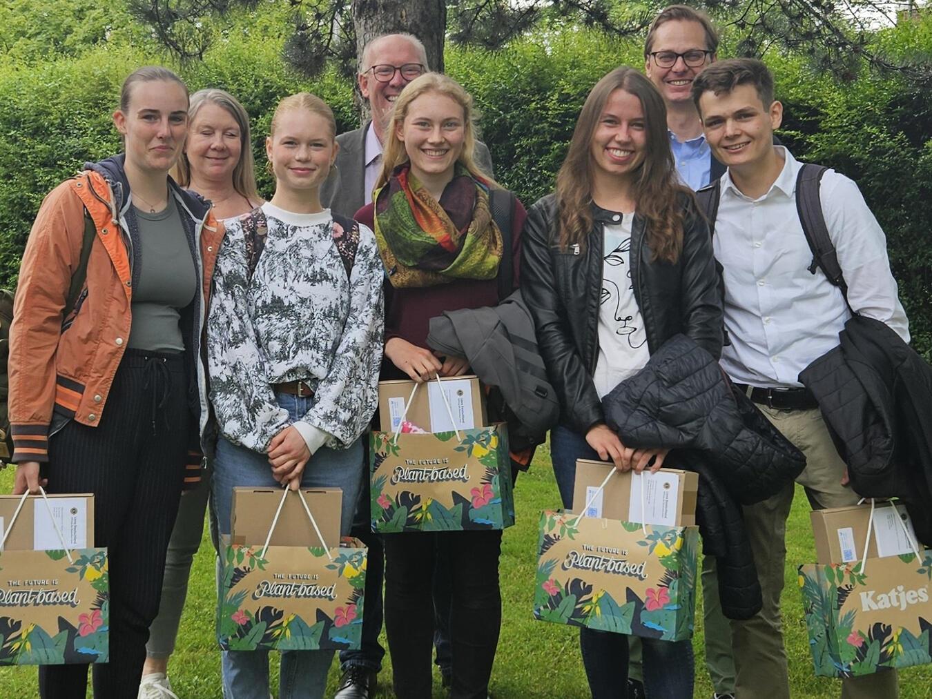 Patricia Zenker, Klaus Hegel und Bastian Fassin (hinten, v.l.) freuen sich mit den fünf Teilnehmenden des Lions-Youth-Exchange. Foto: Lionsclub Emmerich-Rees