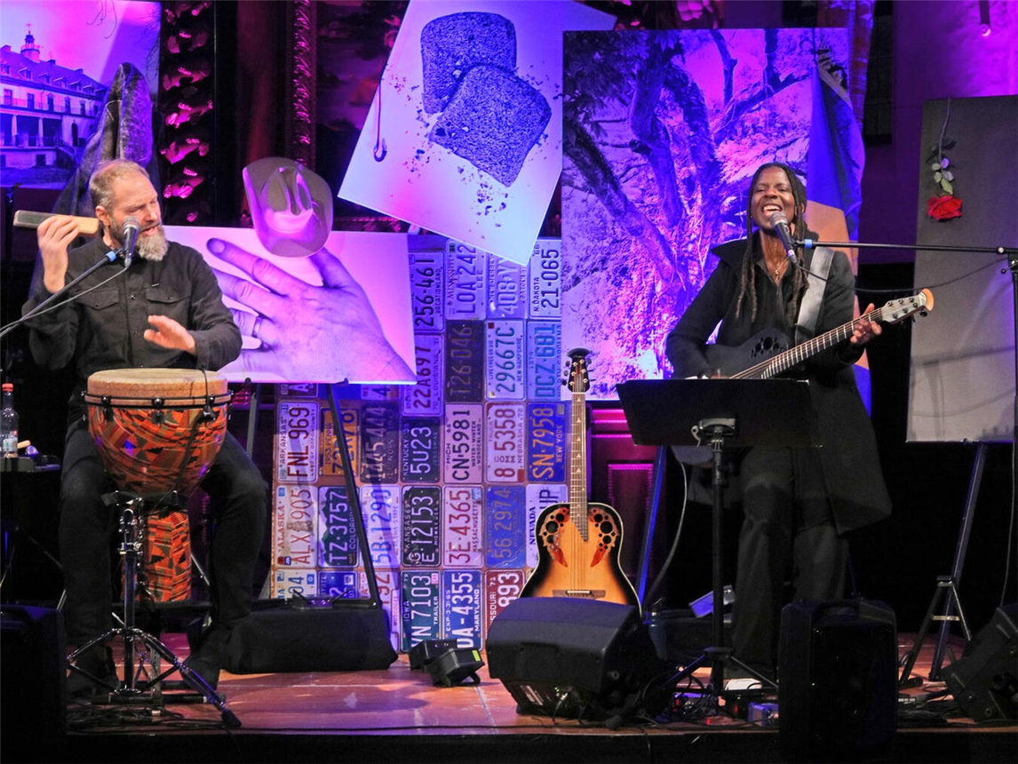 Patrick Depuhl und Judy Bailey nehmen ihre Zuhörer mit auf eine besondere Reise. Foto: Thomas Winckelmann